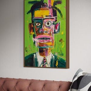 Puede incluir: Pintura de retrato abstracto con fondo verde y marco marr&oacute;n. La obra presenta un rostro colorido con tonos amarillos, rosas y azules. El sujeto lleva un traje oscuro y una corbata estampada. La pintura est&aacute; montada en una pared.