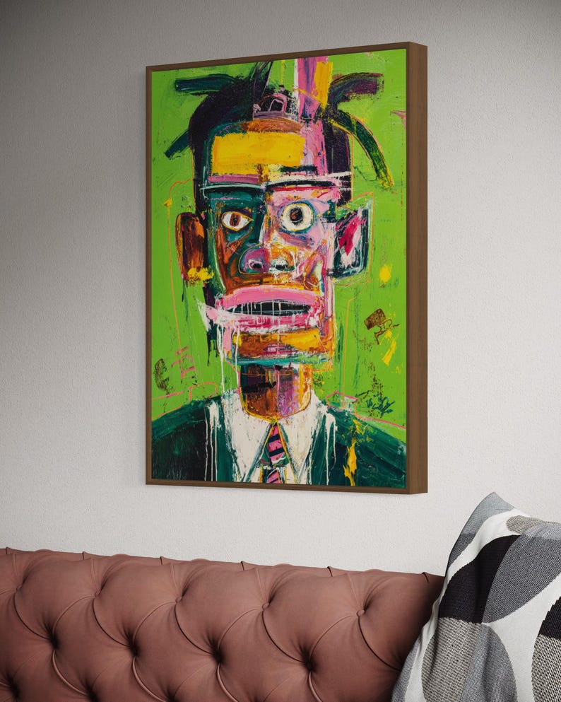 Puede incluir: Pintura de retrato abstracto con fondo verde y marco marr&oacute;n. La obra presenta un rostro colorido con tonos amarillos, rosas y azules. El sujeto lleva un traje oscuro y una corbata estampada. La pintura est&aacute; montada en una pared.
