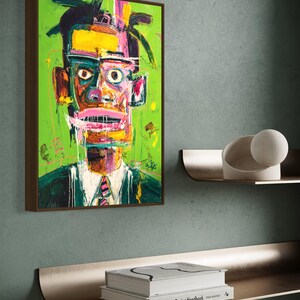 Puede incluir: Pintura de retrato abstracto con fondo verde y marco marr&oacute;n. La obra presenta un rostro colorido con acentos amarillos, rosas y negros. El sujeto lleva traje y corbata. La pintura se exhibe en una pared sobre una estanter&iacute;a.