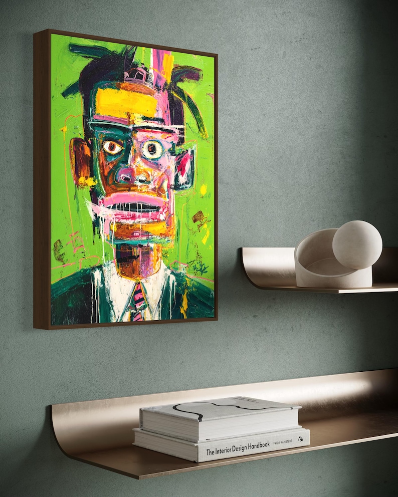 Puede incluir: Pintura de retrato abstracto con fondo verde y marco marr&oacute;n. La obra presenta un rostro colorido con acentos amarillos, rosas y negros. El sujeto lleva traje y corbata. La pintura se exhibe en una pared sobre una estanter&iacute;a.