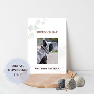 Puede incluir: Un patrón de tejido PDF digital para un sombrero Sherlock. La imagen muestra un bulldog francés con el sombrero, con el texto "SHERLOCK HAT" y "KNITTING PATTERN". La imagen también incluye lana y agujas de tejer.