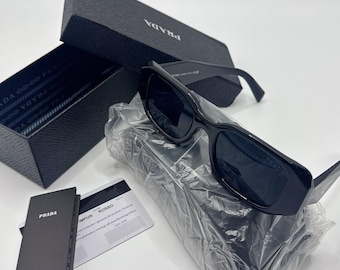 Gafas de sol retro negras, estilo de diseñador; opcionalmente con estuche.