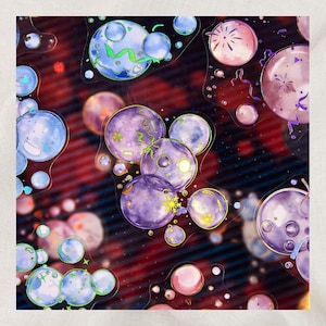 Può includere: Illustrazione astratta con forme sferiche colorate, principalmente viola, blu e rosa. Il design include dettagli intricati come linee, stelle ed elementi simili a coriandoli, su uno sfondo rosso scuro e nero.