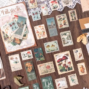 Może przedstawiać: Kolekcja znaczków pocztowych w stylu vintage z ilustracjami grzybów. Znaczki różnią się rozmiarem i wzorem, z paletą kolorów zieleni, brązów i czerwieni. Niektóre znaczki mają tekst, w tym "Philatelic" i liczby.