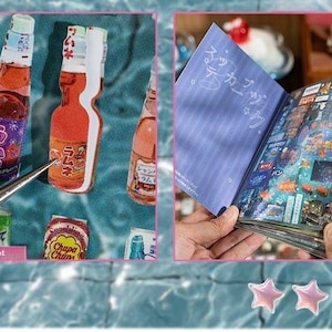 Op de afbeelding: Een collage met miniatuur Japanse frisdrankflessen en een boek met Japanse tekst. De frisdrankflessen zijn in verschillende kleuren, met Japanse tekstlabels. Het boek heeft een blauwe kaft en kleurrijke binnenpagina's. De afbeelding heeft een roze rand.