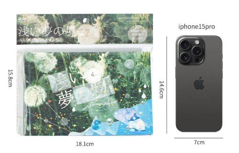 Op de afbeelding: Een stickerpakket met een dromerig, door de natuur ge&iuml;nspireerd ontwerp, met paardenbloemen en Japanse tekst. Het stickerpakket meet 18,1 cm x 15,8 cm. Een iPhone 15 Pro wordt ter vergelijking getoond, met afmetingen van 14,6 cm x 7 cm.