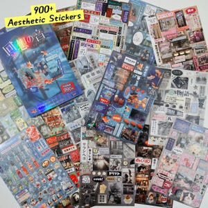 Op de afbeelding: Een verzameling esthetische stickers met Japanse thema's. De stickers tonen goudvissen, eten en Japanse tekst. De afbeelding bevat een boek met de tekst "900+ Aesthetic Stickers".