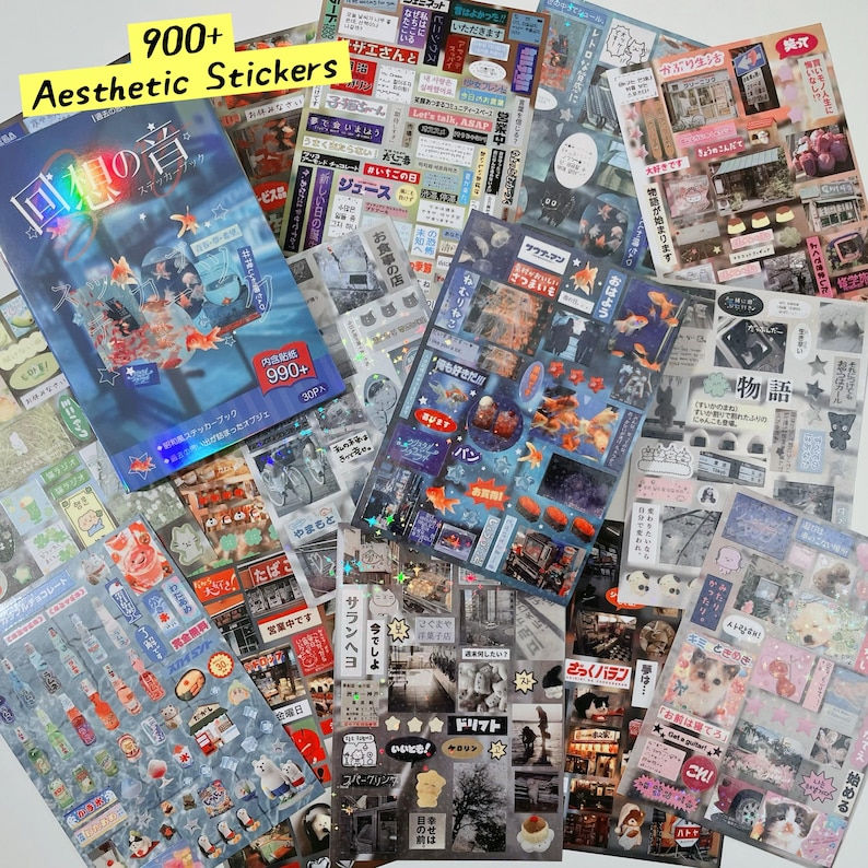 Op de afbeelding: Een verzameling esthetische stickers met Japanse thema's. De stickers tonen goudvissen, eten en Japanse tekst. De afbeelding bevat een boek met de tekst "900+ Aesthetic Stickers".
