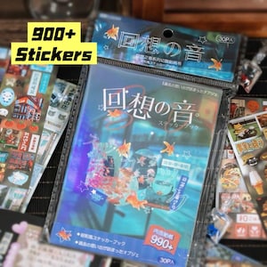 Op de afbeelding: Een verzameling sticker vellen met Japanse tekst en illustraties. De hoofdverpakking heeft een holografische hoes met goudvissen en de tekst "回想の音". Een geel en zwart bord leest "900+ Stickers".