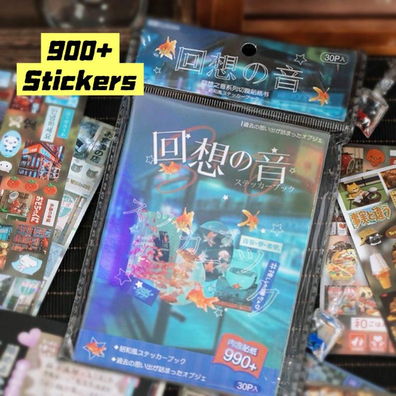 Op de afbeelding: Een verzameling sticker vellen met Japanse tekst en illustraties. De hoofdverpakking heeft een holografische hoes met goudvissen en de tekst "回想の音". Een geel en zwart bord leest "900+ Stickers".