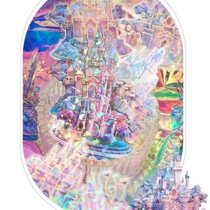 Op de afbeelding: Een holografische sticker met een fantasiekasteelontwerp in roze, blauwe en paarse tinten. De ovale sticker heeft een witte rand en een miniatuur kasteelmodel aan de onderkant. Het ontwerp roept een sprookjesthema op.