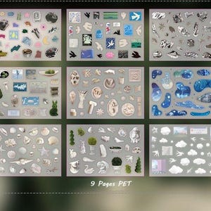 Op de afbeelding: Negen vellen PET-stickers met diverse ontwerpen. De stickers tonen schelpen, wolken, beelden en abstracte vormen in wit, zilver en blauw. De tekst "9 Pages PET" is zichtbaar.