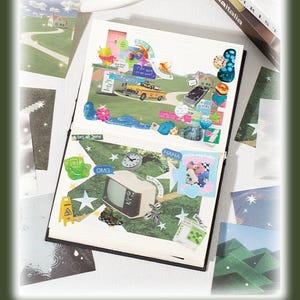 Op de afbeelding: Open stickerboek met kleurrijke collage-achtige afbeeldingen. De pagina's bevatten verschillende stickers, waaronder een gele taxi, een vintage tv en tekst met de tekst "OMG" en "HAHA". De tekst "Elk boek bevat 72 vellen" is ook zichtbaar.