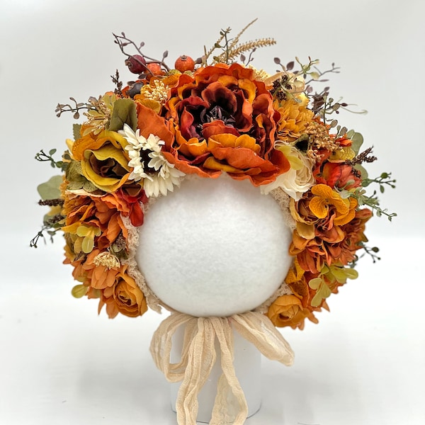 Couleurs automnales avec des oranges brulées brulées de soleil, des rouges, des fleurs rouille caramel, un bonnet de gardienne, un accessoire photo automne pour nouveau-né, une casquette florale, une baby shower