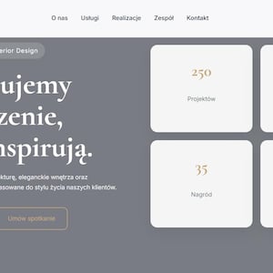 Könnte beinhalten: Eine Website-Oberfläche für ARCHStudio mit dunkelgrauem Hintergrund und weißem Text. Die Kopfzeile enthält Navigationslinks und eine Beratungsschaltfläche. Der Hauptbereich zeigt den Text Projektujemy przestrzenie, które inspirują und vier weiße Kästen mit numerischen Statistiken, darunter 250 Projekte, 18 Jahre Erfahrung, 35 Auszeichnungen und 98 Prozent zufriedene Kunden.
