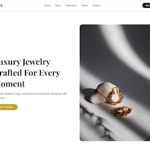 Puede incluir: Una página de inicio de sitio web para LUNA con el texto Luxury Jewelry Crafted For Every Moment. La página muestra una fotografía de dos anillos de eslabones dorados sobre una piedra blanca lisa, iluminados por luz suave y sombras.