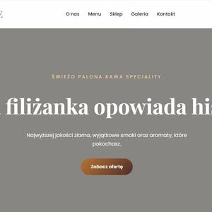 Op de afbeelding: Een website-startpagina voor Coffee House met een grijze achtergrond en witte tekst die "Każda filiżanka opowiada historię." luidt. De pagina bevat een navigatiemenu, een bruine knop met "Kup kawę" en een centrale knop met "Zobacz ofertę."