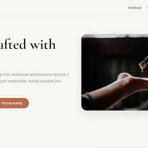 Könnte beinhalten: Eine Website-Startseite mit dem Text CRAFT, Handcrafted with Heart, Kolekcje, Produkty, Historia, Kontakt, Odkryj kolekcję und Poznaj markę. Ein rechteckiges Bild zeigt eine kleine bernsteinfarbene Glasflasche, die einen Tropfen Flüssigkeit abgibt.
