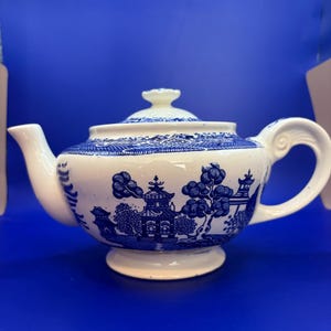 Vintage Blue Willow Teapot with Lid – Classic Blue & White Transferware