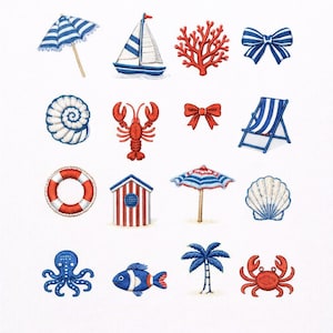 Op de afbeelding: Geborduurde ontwerpen met strandthema op een witte achtergrond. Inclusief een zeilboot, koraal, strikken, een schelp, een kreeft, een strandstoel, een reddingsboei, een strandhut, een paraplu, een octopus, een vis, een palmboom en een krab. Ontwerpen zijn in rood, wit en blauw.