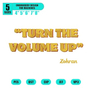 Puede incluir: Un diseño de bordado para máquinas con el texto "TURN THE VOLUME UP" en dorado. El diseño incluye el nombre "Zohran" y está disponible en 5 tamaños: 10 cm, 13 cm, 15 cm, 18 cm y 20 cm. El diseño está disponible en formatos PES, DST, EXP, JEF y VP3.