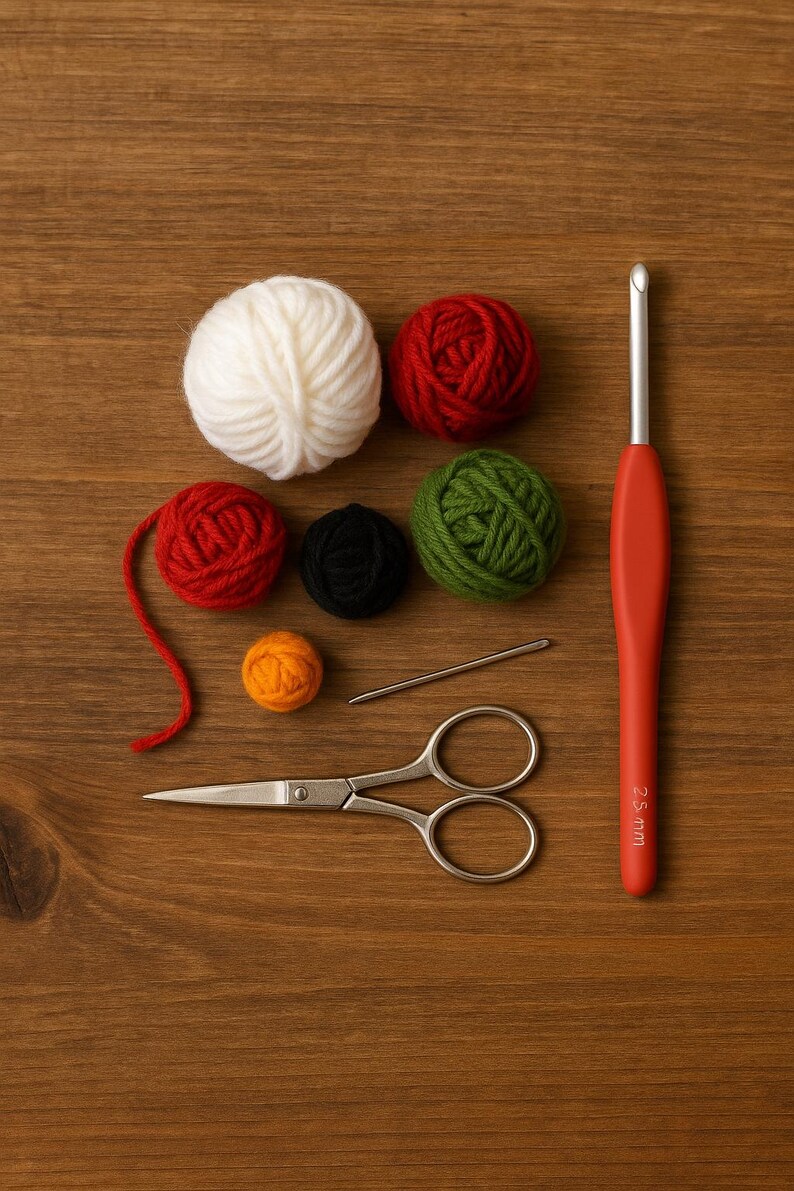 Op de afbeelding: Een verzameling haakbenodigdheden op een houten oppervlak. Inclusief witte, rode, zwarte, groene en oranje garenballen, een 2,5 mm haaknaald, een naald en een kleine zilveren schaar. De haaknaald heeft een rode handgreep.