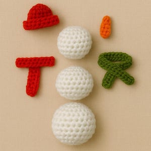 Op de afbeelding: Een verzameling handgemaakte gehaakte sneeuwmanonderdelen. Inclusief drie witte bollen, een rode hoed, een rode sjaal, een oranje wortelneus en een groene sjaal. Perfect voor knutselen of vakantiedecoratie.