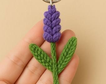 Płaski brelok/zawieszka do torebki z lawendą – wzór na szydełko amigurumi w formacie PDF (dla początkujących, terminologia amerykańska) 24 strony