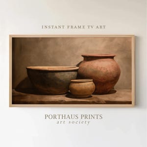 Pode incluir: Pintura emoldurada de natureza morta com três vasos de barro de tamanhos variados. O maior é um pote marrom avermelhado, o do meio é uma tigela verde escura e o menor é um pote bege. A imagem é intitulada "INSTANT FRAME TV ART" e "PORTHAUS PRINTS art society."