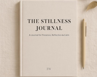 以下が含まれることがあります： 「THE STILLNESS JOURNAL」というタイトルのクリーム色のジャーナル。副題は「A Journal for Presence, Reflection & Calm」。ジャーナルの横には、お揃いのペンが置かれています。ジャーナルの表紙には、下部にイニシャル「FW」があります。
