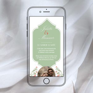 以下が含まれることがあります： スマートフォンに表示された結婚式の招待状。 「Juliette & Mansour」の名前、日付「LE SAMEDI 31 AOUT」、カップルの写真が特徴です。 写真の下部には花の装飾があります。