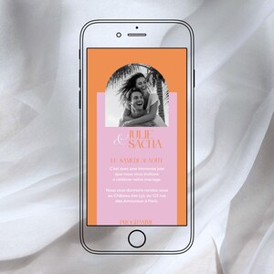 以下が含まれることがあります： スマートフォンには、スタイリッシュなフォントで「JULIE & SACHA」という名前が書かれた結婚式の招待状が表示されています。招待状にはカップルの写真とフランス語のテキストが、オレンジとピンクの背景に表示されています。
