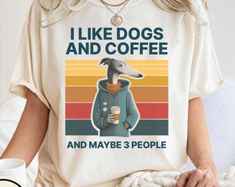 Camiseta "Eu gosto de cachorros e café", Camiseta com estampa de galgo e café, Clube de Mães de Cachorros, Presente para Mãe de Galgo, Camiseta engraçada com estampa de galgo, Presente aconchegante para amantes de cachorros e café
