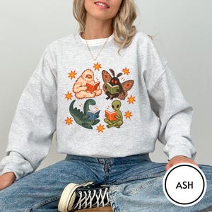 Sudadera adorable para amantes de los libros, sudadera de cuello redondo para lectores de fantasía, sudadera divertida para amantes de los libros, sudadera unisex Bigfoot Mothman Alien, regalo para ratones de biblioteca