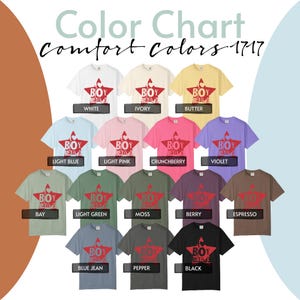 Puede incluir: Una carta de colores Comfort Colors 1717 que muestra catorce camisetas de manga corta en varios colores, cada una con un gr&aacute;fico de estrella roja con el texto I Love Boy Bands. Los colores incluyen blanco, marfil, mantequilla, azul claro, rosa claro, crunchberry, violeta, bay, verde claro, musgo, baya, espresso, blue jean, pimienta y negro.