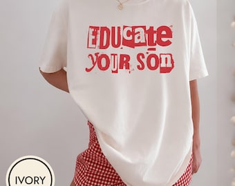 Puede incluir: Una camiseta de manga corta color marfil con el texto rojo "EDUCATE YOUR SON" en una fuente desgastada estilo nota de rescate. La camiseta tiene cuello redondo y un corte holgado. Un pequeño gráfico circular en la esquina muestra la palabra "IVORY".