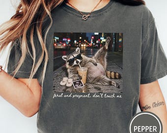 Lustiges Waschbär-T-Shirt mit Aufdruck „Wild and Pregnant“, Schwangerschaftsverkündung-Shirt, „Comfort Colors Meme“-Shirt zur Verkündung der Schwangerschaft, Shirt für werdende Mütter