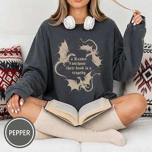 Flying Dragons Bookish Comfort Colors® T-shirt met lange mouwen, vintage leesshirt, cadeau voor boekenliefhebbers, shirt voor bibliothecarissen, fantasy-lezer met lange mouwen