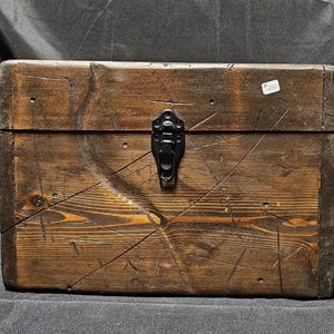 Handgjord stor cederträlåda med svarta gångjärn