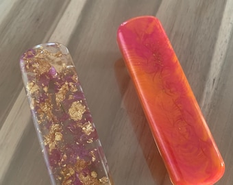Door, drawer or cupboard handles made of epoxy resin and flower petals