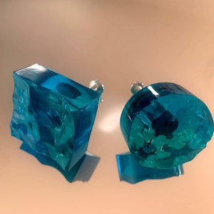 Epoxy resin door knobs with a water-sculpted appearance