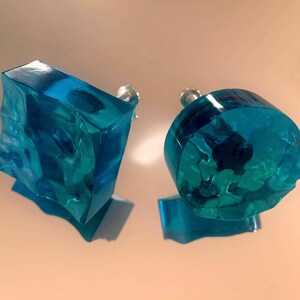 Epoxy resin door knobs with a water-sculpted appearance