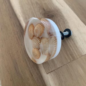 Door handles made of resin and seashells