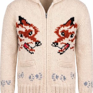 Puede incluir: Una taza de cerámica blanca con un asa negra y el texto "But First, Coffee" en negrita negra. La taza se encuentra sobre un fondo borroso, sugiriendo un ambiente acogedor.