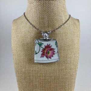 Pendentifs en porcelaine cassée recyclés avec fleurs roses, violettes et vertes et bordure en argent