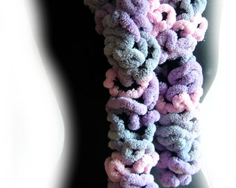 Gehäkelter Schal. Rüschen Schal. Geschweifte in Nelken in Graustufen zu erreichen. Handgemachte Schal.  CottonCandy gehäkelt. VERKAUF! Rüschen Schal