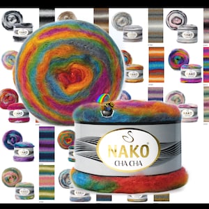 Può includere: Un gomitolo di filato multicolore con un motivo arcobaleno. Il filato è etichettato "NAKO CHA CHA" ed è prodotto dal marchio "NAKO".