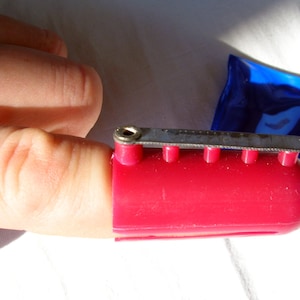 Dedal para tejer (portahilos) Una herramienta para tejer a color (noruego) - Gamma