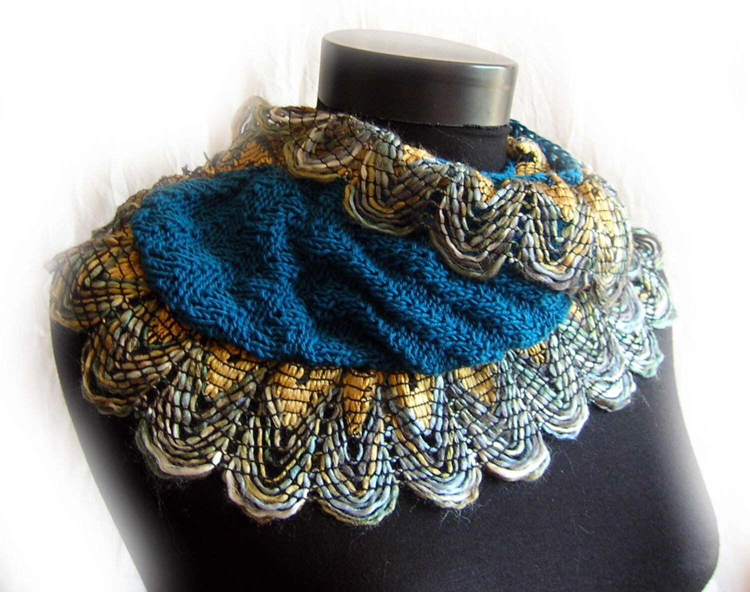 STRICKBEREICH: ""Double Biscuits"" Wrap, Schal mit Rüschen - Originaldesign, Cha Cha Cha Garn, Federleichte Farbe."  das MUSTER!
