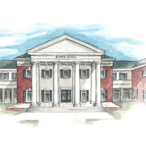 Può includere: Dipinto ad acquerello di un edificio con colonne bianche e facciata in mattoni rossi. Il testo "KAPPA ALPHA" è sopra l'ingresso. Il cielo è azzurro chiaro con nuvole sottili.